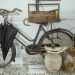 Una cassetta appoggiata su una vecchia bici contiene invece gli arnesi dellombrellaio: martelli, tenaglie, pinze e i ricambi quali i manici